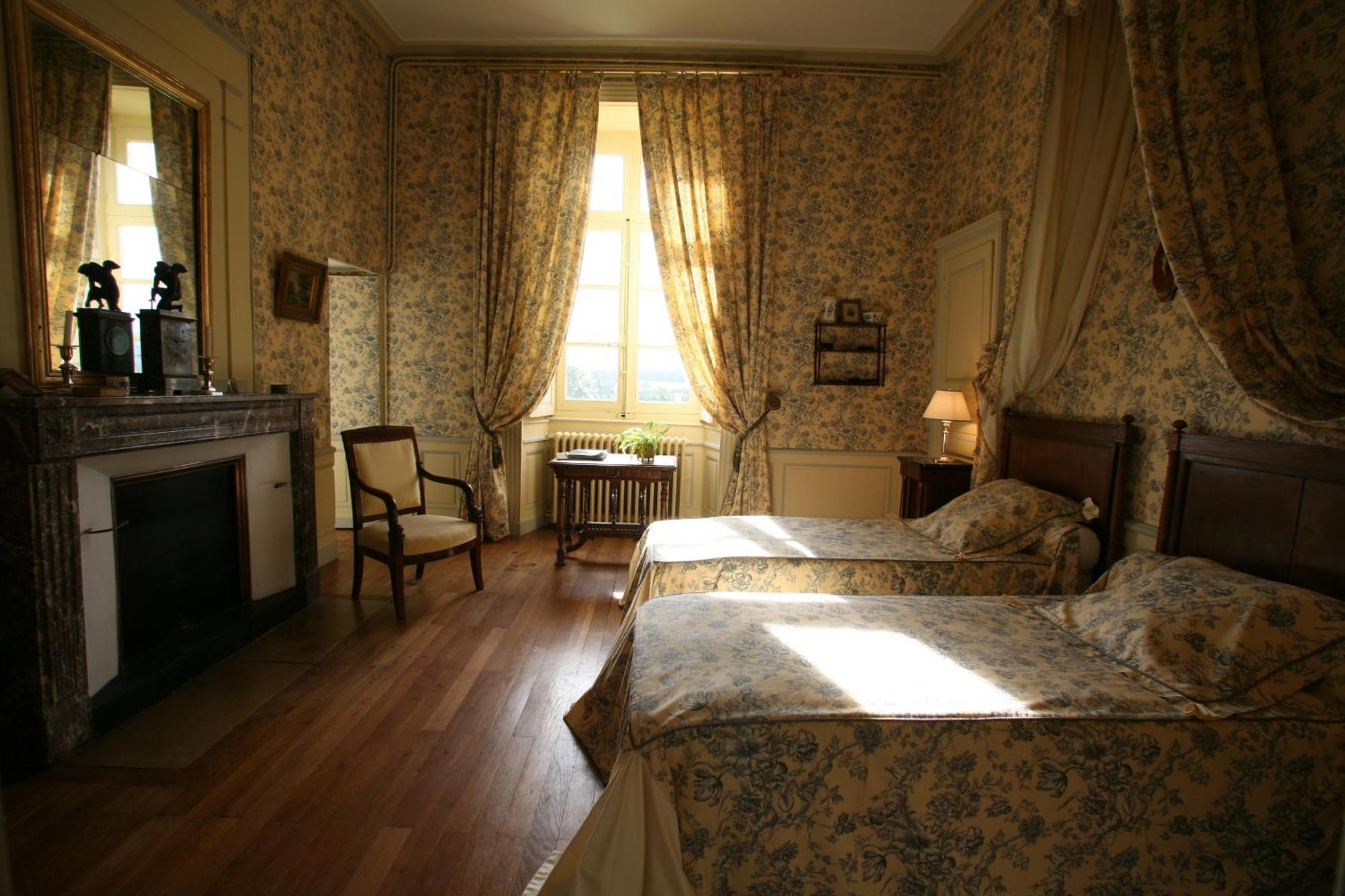 Chateau De Beaujeu Sens-Beaujeu Екстериор снимка