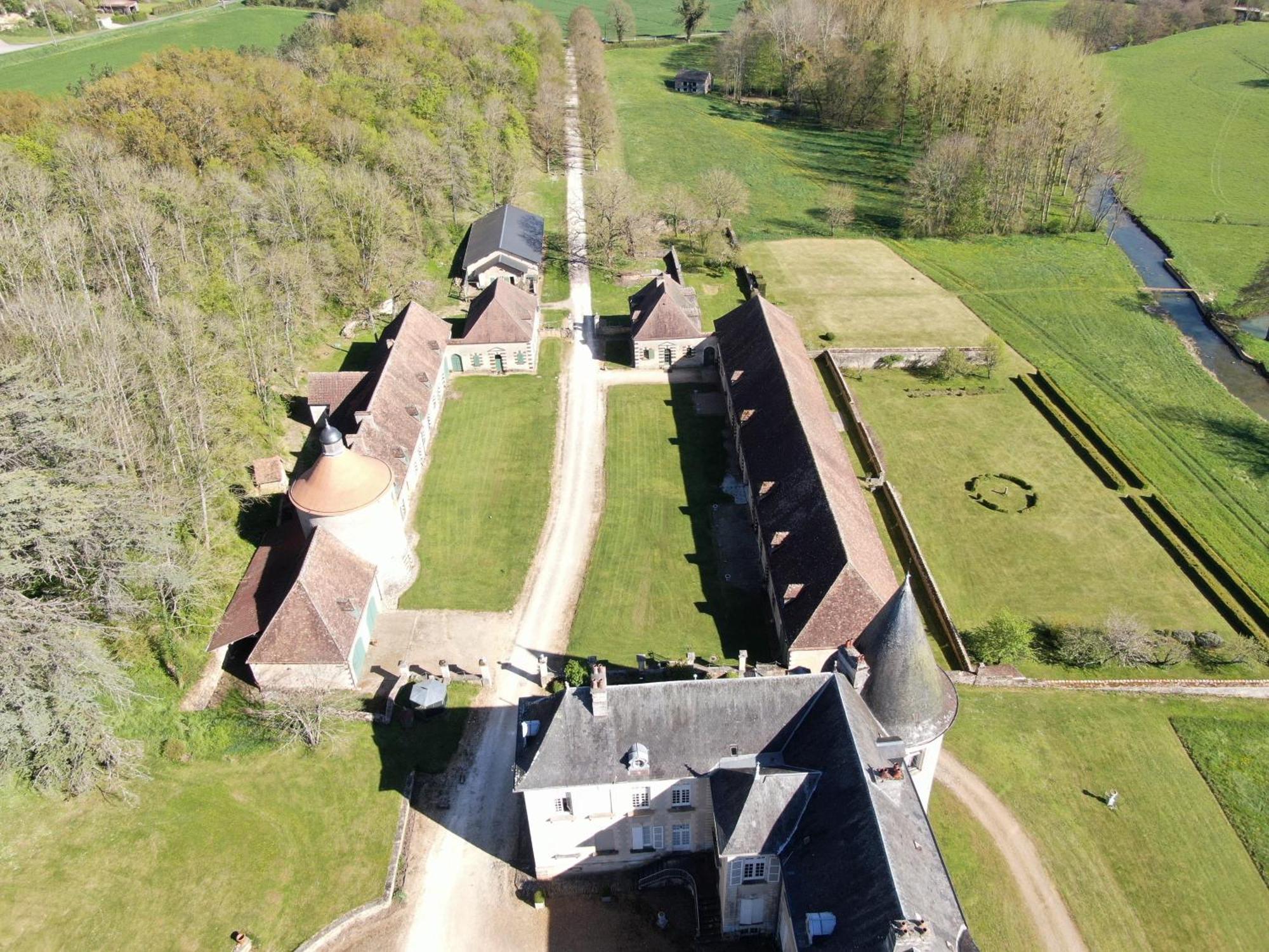 Chateau De Beaujeu Sens-Beaujeu Екстериор снимка